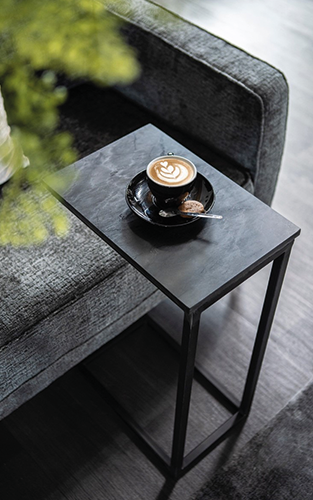 Grijze bank met laptop tafeltje