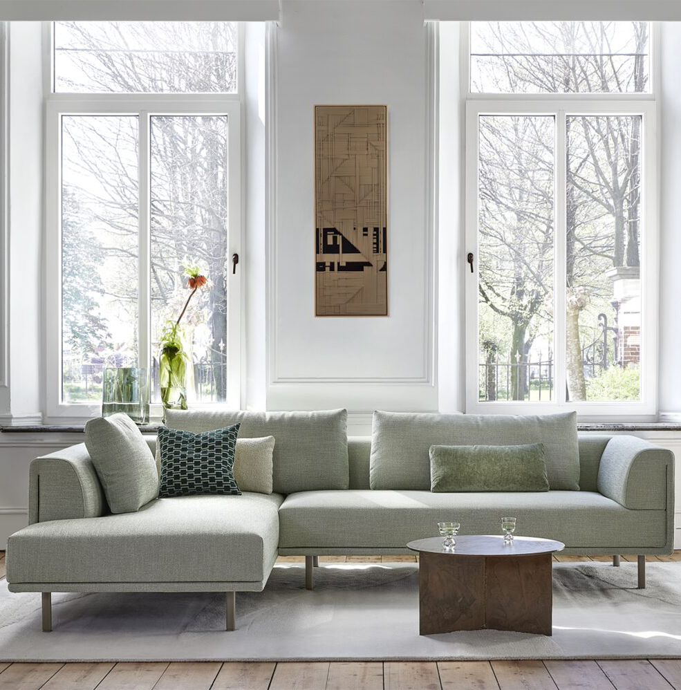 hoekbank Dura Lounge dormeuse van EYYE beige met zwarte poten houten ronde salontafel