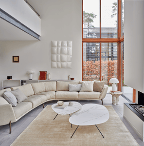 inspiratie design woonkamer met beige hoekbank rego van leolux ronde bank
