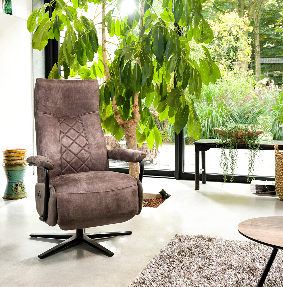 inspiratie leeshoek relaxfauteuil hera in stof bruin met metalen zwarte poot met ligstand
