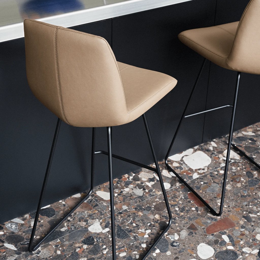 Design barkruk leolux leder caron met zwarte stalen poten