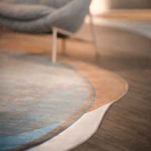 vloerkleed shallow van pode kleur azur Polyester op houten vloer