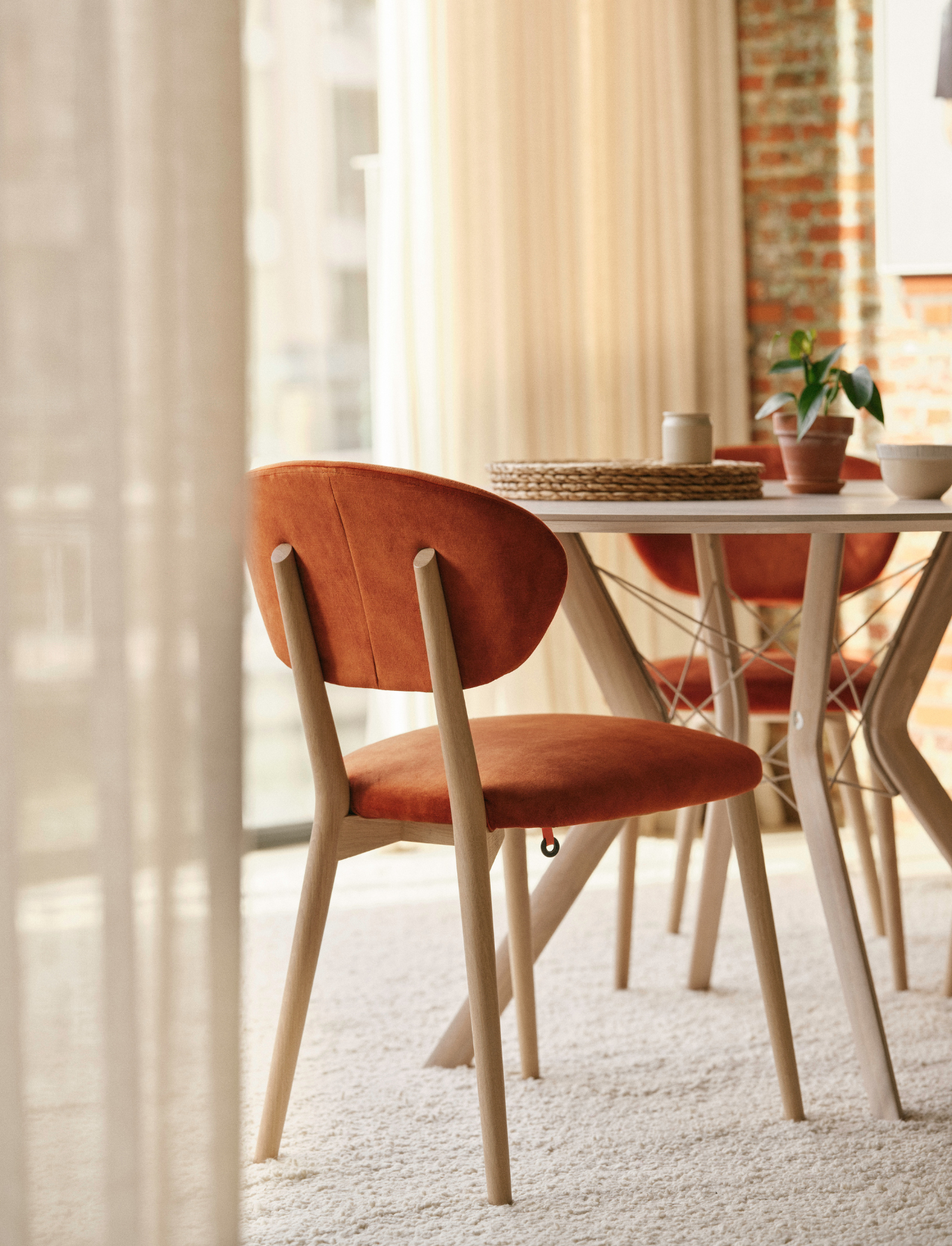 landelijk interieur stoel met houten poten