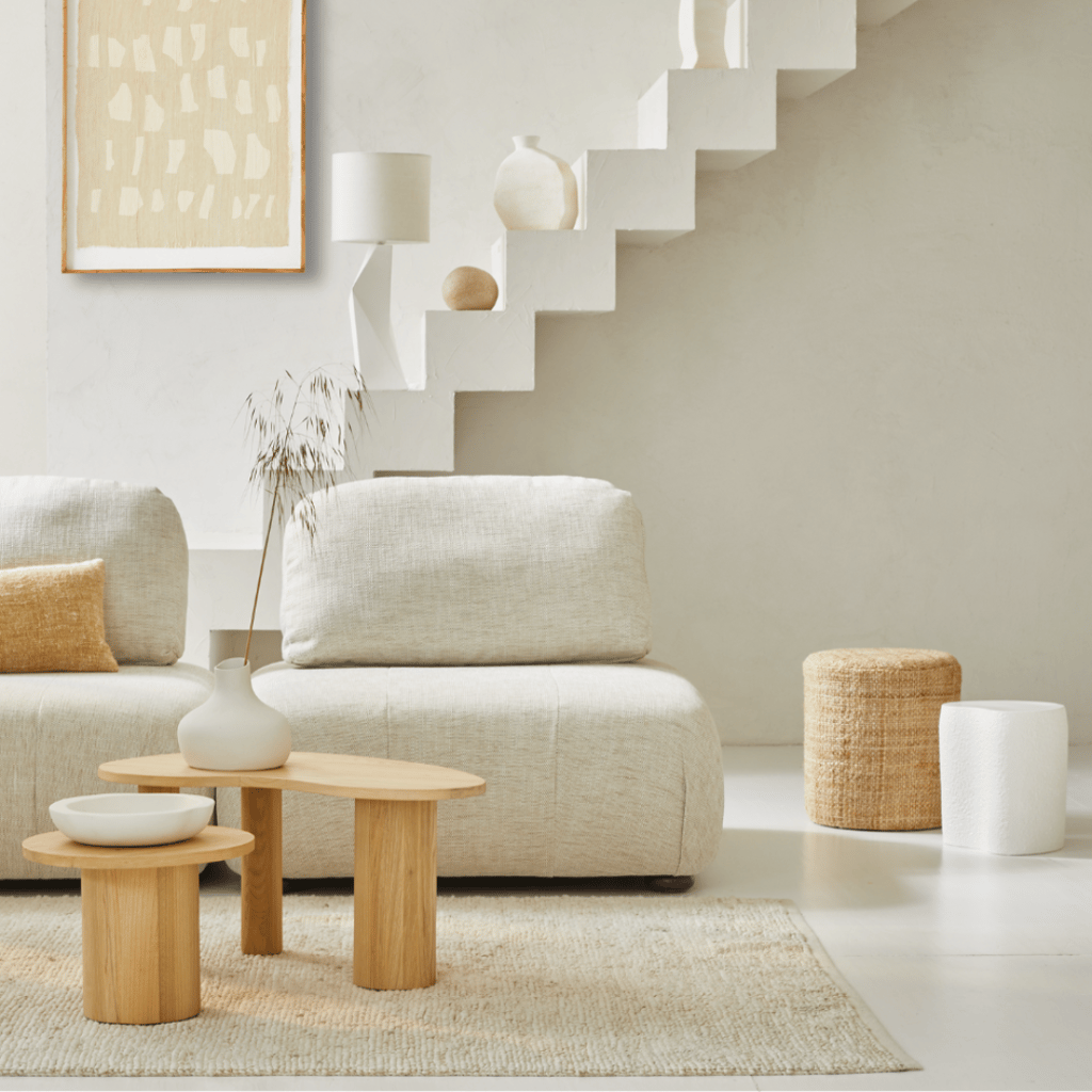 beige bank met houten salontafel