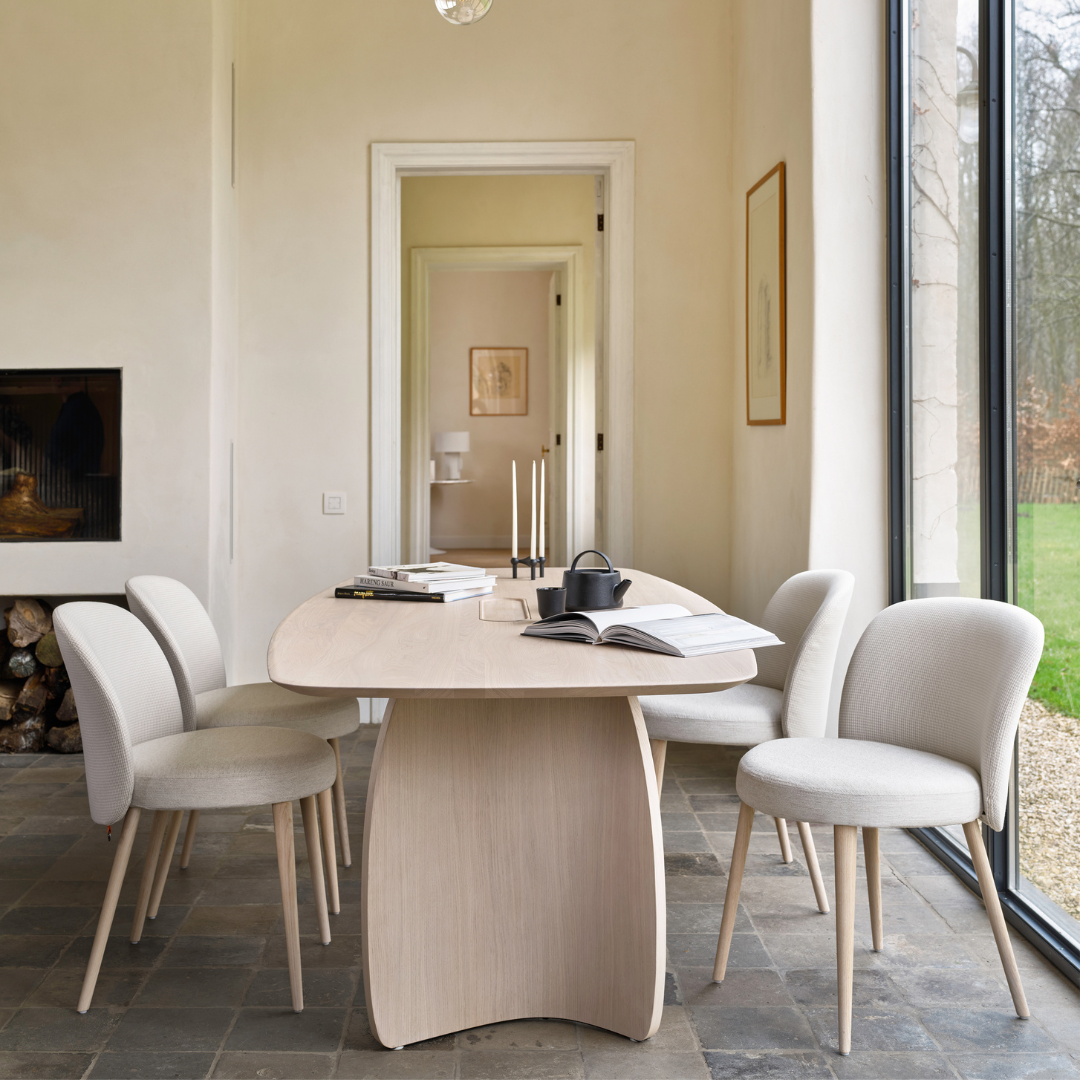 dolmen tafel met stoelen