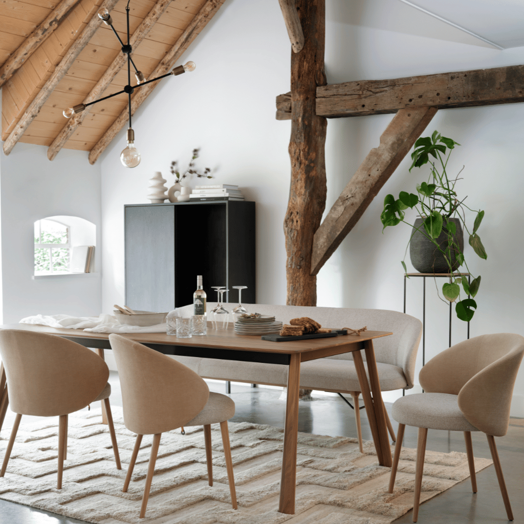 beige eetstoelen met eettafel