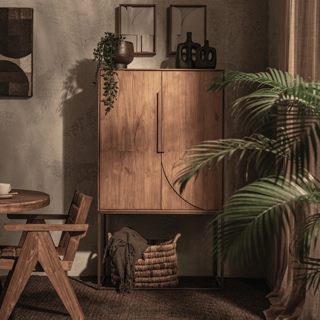 d-bodhi kast met plant en tafel