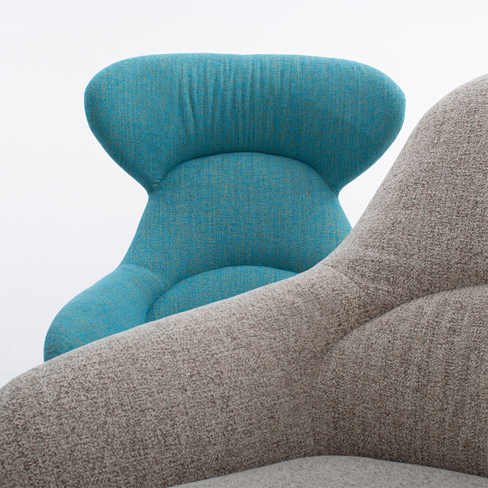 Draaifauteuil Avia high van Bert Plantagie zwart leer met zwarte poten detail