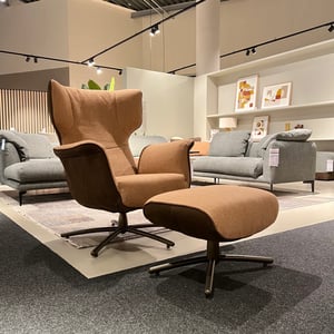 fauteuil en poef first class van label van den berg duostoffering leder en stof bruin en nude met draaibaar onderstel