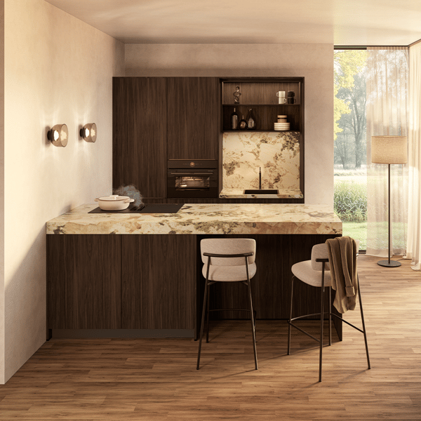 Keuken Breitner Cognac met warme houttinten, luxe afwerking en innovatieve keukenapparatuur. Stijlvolle en functionele keuken met moderne uitstraling.