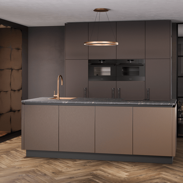 Combikeuken Ensor/Burton met warme houttinten en moderne afwerkingen. Luxe keuken met slimme opbergoplossingen en innovatieve keukenapparatuur.