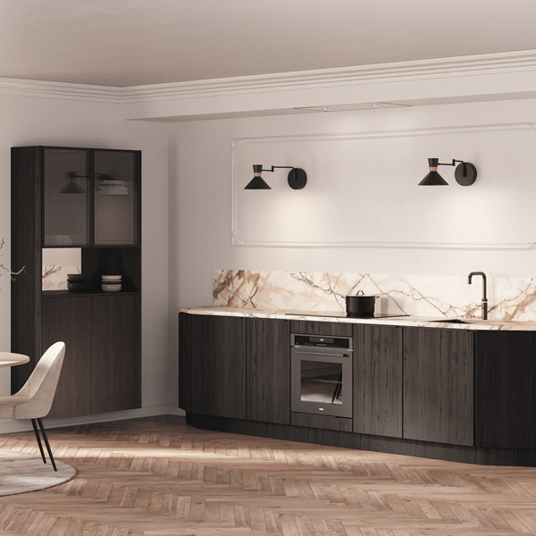 Keuken Ensor Eiken met warme houttinten, luxe werkblad en innovatieve keukenapparatuur. Stijlvolle en functionele keuken met een natuurlijke uitstraling.