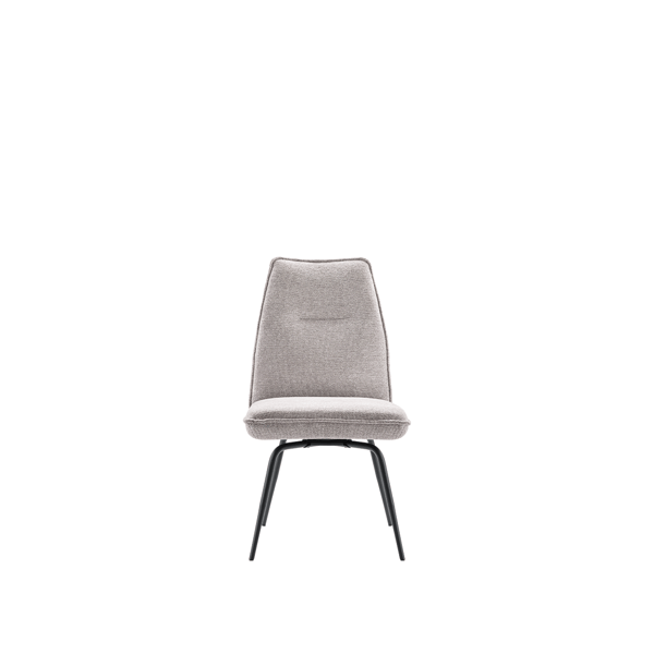 Eetstoel Hatomi in een moderne eetkamer, bekleed met zachte bouclé stof en een stevig zwart metalen onderstel.