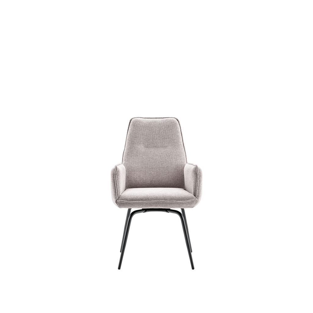 Armstoel Hatomi in een moderne eetkamer, bekleed met zachte bouclé stof en een stevig zwart metalen onderstel.
