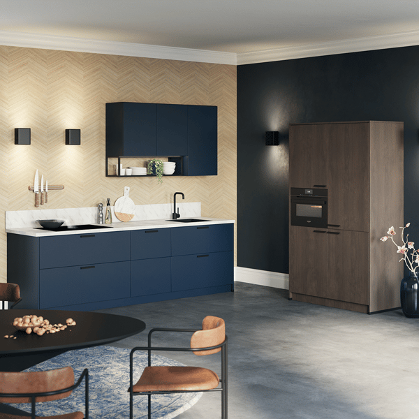 Combikeuken Schuman/Avion met moderne lijnen en warme houttinten. Luxe keuken met slimme opbergoplossingen en innovatieve keukenapparatuur.