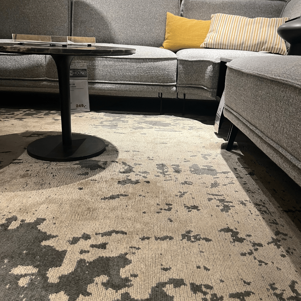 organisch vloerkleed in de showroom van de ruijtermeubel