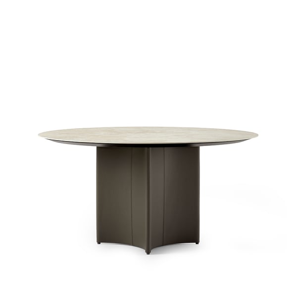 Leolux Conka tafel met massief houten blad en leren beklede ruitvormige kolom.