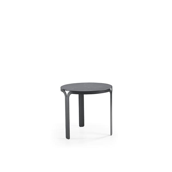 Bijzettafel Shinjuku van Baenks – ronde design tafel met keramisch blad en rank metalen onderstel, verkrijgbaar in meerdere formaten.