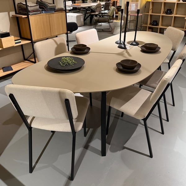 New classic eettafel