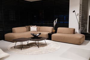 Hoekbank Wills van Cartell living met tafel kast element tussen elementenbank