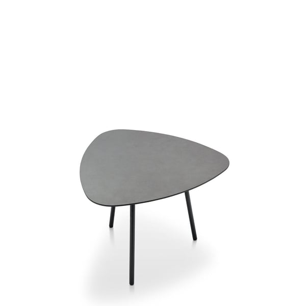 bijzettafel zuccotti triangel concrete brown, bijzettafel triangel betonlook, betonlook bijzettafel, Zuccotti bijzettafel BAENKS, driehoekige bijzettafel beton, HPL tafelblad beton, industriële bijzettafel, minimalistische salontafel, kleine tafel met stalen frame, duurzame bijzettafel, bijzettafel met betonprint