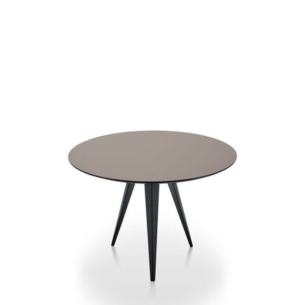 bijzettafel zuccotti rond lava, ronde bijzettafel lava, zwarte ronde bijzettafel, BAENKS bijzettafel Zuccotti, HPL bijzettafel rond, moderne ronde salontafel, bijzettafel met metalen poten, lavakleurige bijzettafel, design tafel rond zwart, ronde tafel BAENKS, minimalistische bijzettafel