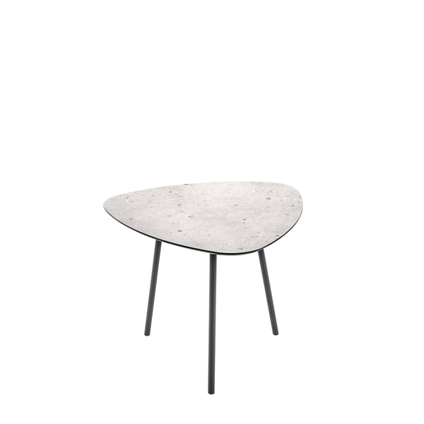 bijzettafel zuccotti triangel cento, bijzettafel driehoek zwart, zwarte bijzettafel BAENKS, Zuccotti Cento tafel, HPL bijzettafel zwart, driehoekige salontafel zwart, kleine zwarte design tafel, minimalistische bijzettafel, designer bijzettafel zwart, zwarte tafel met metalen poot, moderne bijzettafel