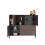 dressette trenton clay, dressette, trenton, xooon, eikenfineer, latjesmotief, clay, opbergkast, designkast, modern interieur, push to open, ledverlichting, grafietkleurig onderstel, afgeronde hoeken, designmeubel, compacte opbergkast