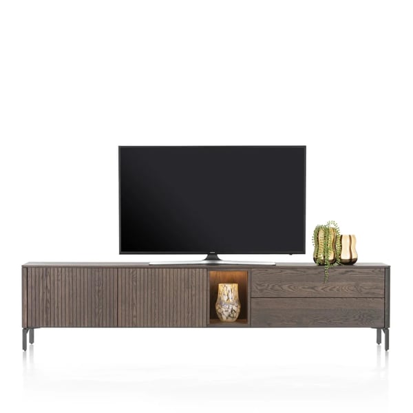 lowboard Trenton clay, tv-meubel 240 cm, eikenfineer clay, latjesmotief, wandmontage tv-meubel, push to open, De Ruijtermeubel, design lowboard, modern tv-meubel