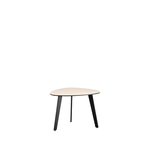 Bijzettafel Gajiru Hout met rond houten blad in licht eiken en zwart metalen onderstel, minimalistisch design van Baenks.