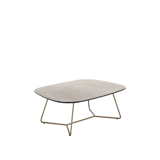 Salontafel Marby 90 cm met organisch grijs HPL blad met marmerstructuur en bronskleurig draadframe, geplaatst in een moderne zithoek