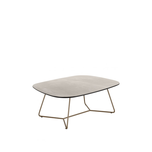 Salontafel Marby 90 cm met organisch grijs HPL blad met marmerstructuur en bronskleurig draadframe, geplaatst in een moderne zithoek