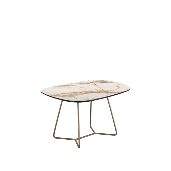 Salontafel Marby 75 cm met HPL blad in terra marmerstructuur en bronskleurig onderstel, geplaatst in een warme moderne zithoek