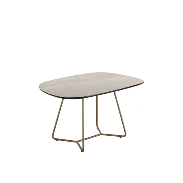Salontafel Marby 75 cm grijs met lichtgrijs HPL marmerblad en bronskleurig metalen draadframe, gepresenteerd in een modern interieur