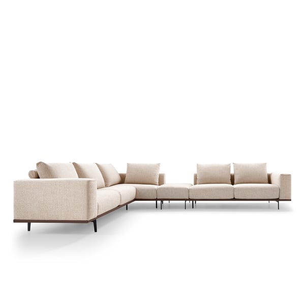 Hoekbank Pitt Street van BAENKS met beige bekleding, lederen plint en modulaire opstelling in luxe designstijl. hoekbank Pitt Street, BAENKS bank, modulaire hoekbank, luxe zitbank, beige hoekbank, design bank, lederen plint, moderne bank, bank samenstellen