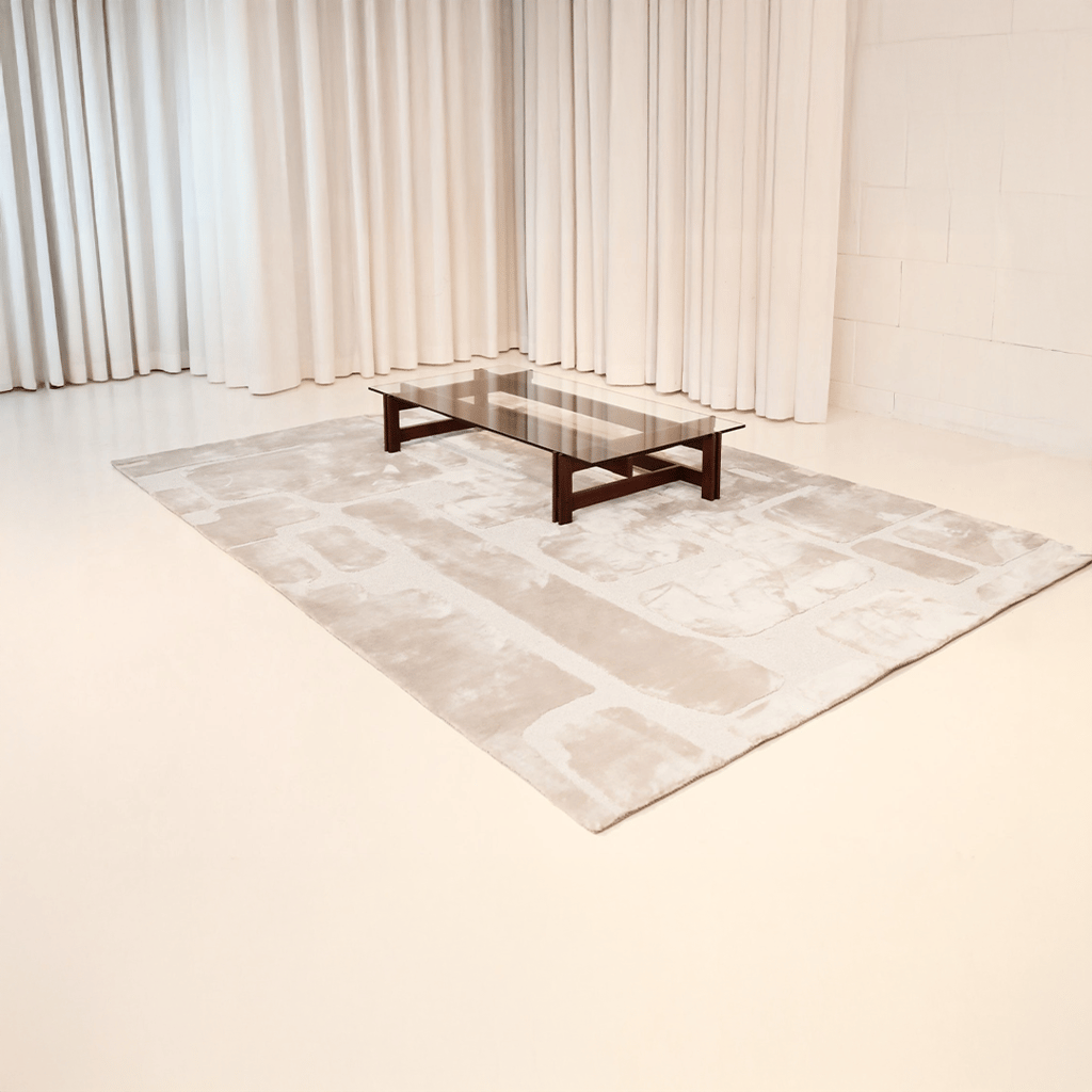 Vloerkleed Aesthetic Velvet Linen van Mart Visser in zandbeige kleur, met luxe velvet structuur en moderne uitstraling, gestyled in een sfeervolle woonkamer.