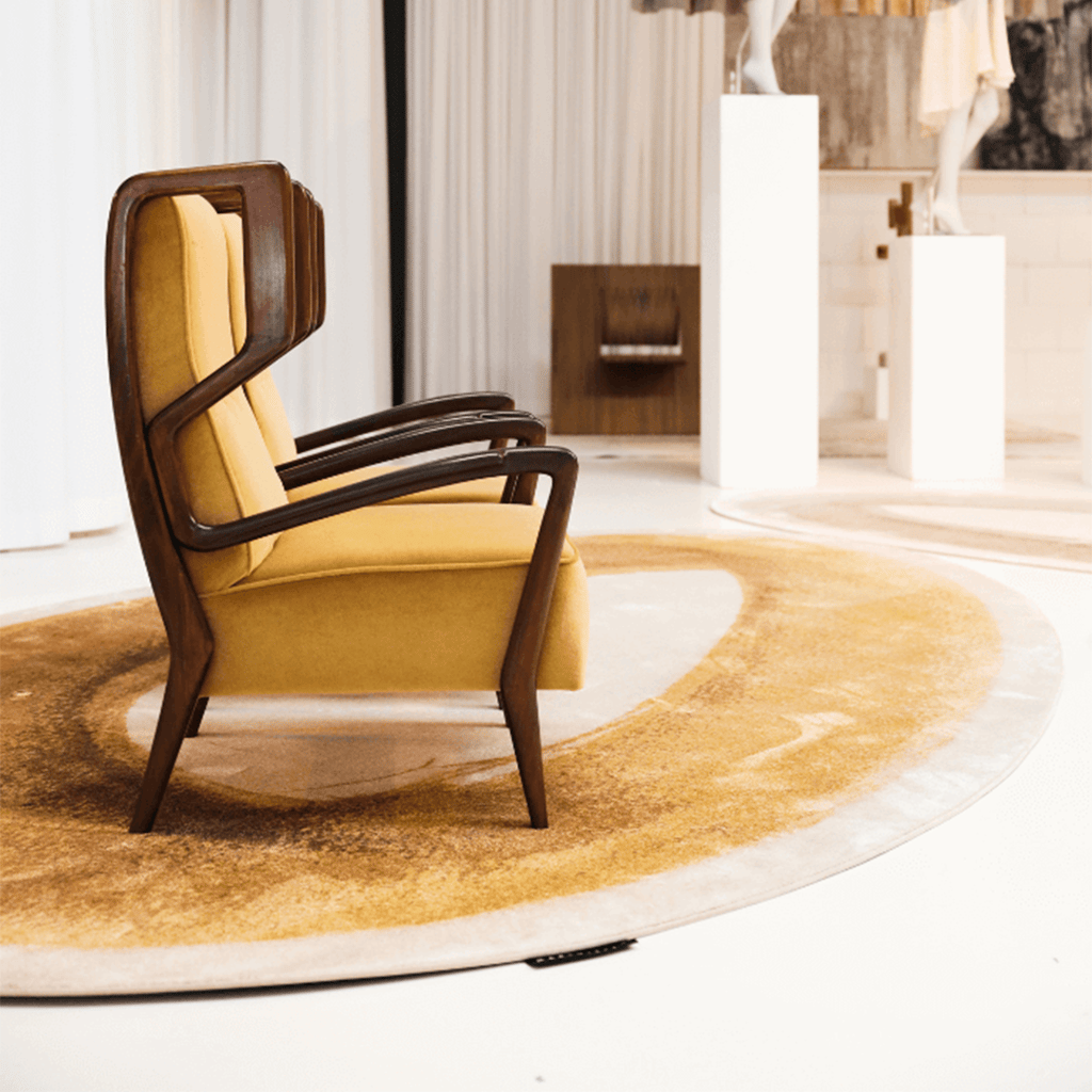 Mart Visser vloerkleed Brush Ovale in Ocker Brown, met artistieke borstelstreken en zachte uitstraling in ovale vorm. Oker geel