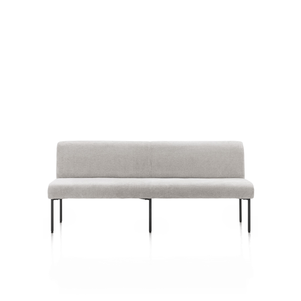 Eetbank Reverso van XOOON in beige chenille met metalen onderstel, geplaatst aan moderne eettafel