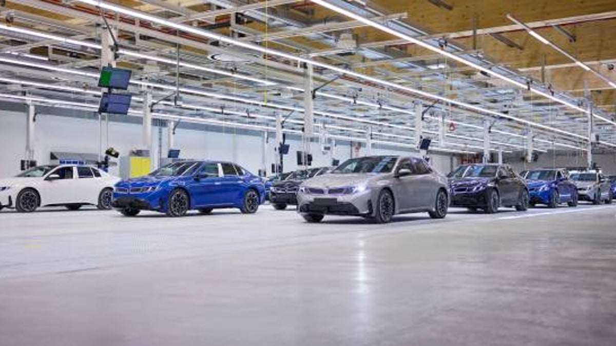 BMW 전기차 충전 계획 화면을 설명하는 차량