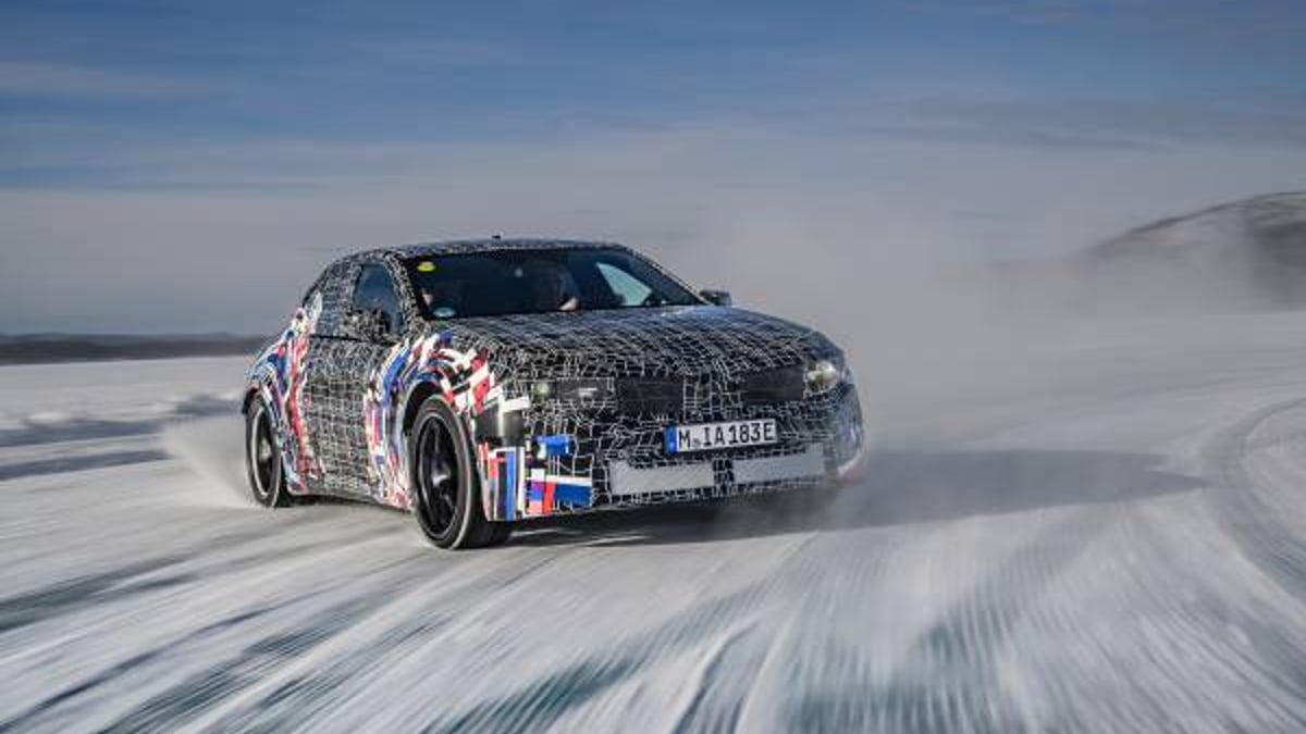 설원에서 시험 중인 차세대 순수전기 BMW M 프로토타입
