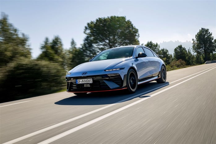 고성능 전기차와 배터리 수요