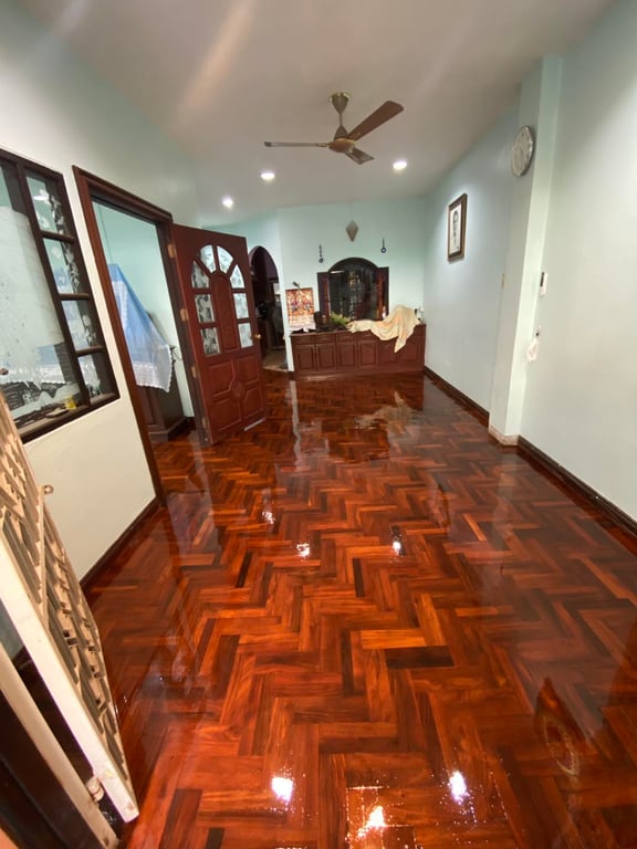 ผลงานเคลือบพื้น