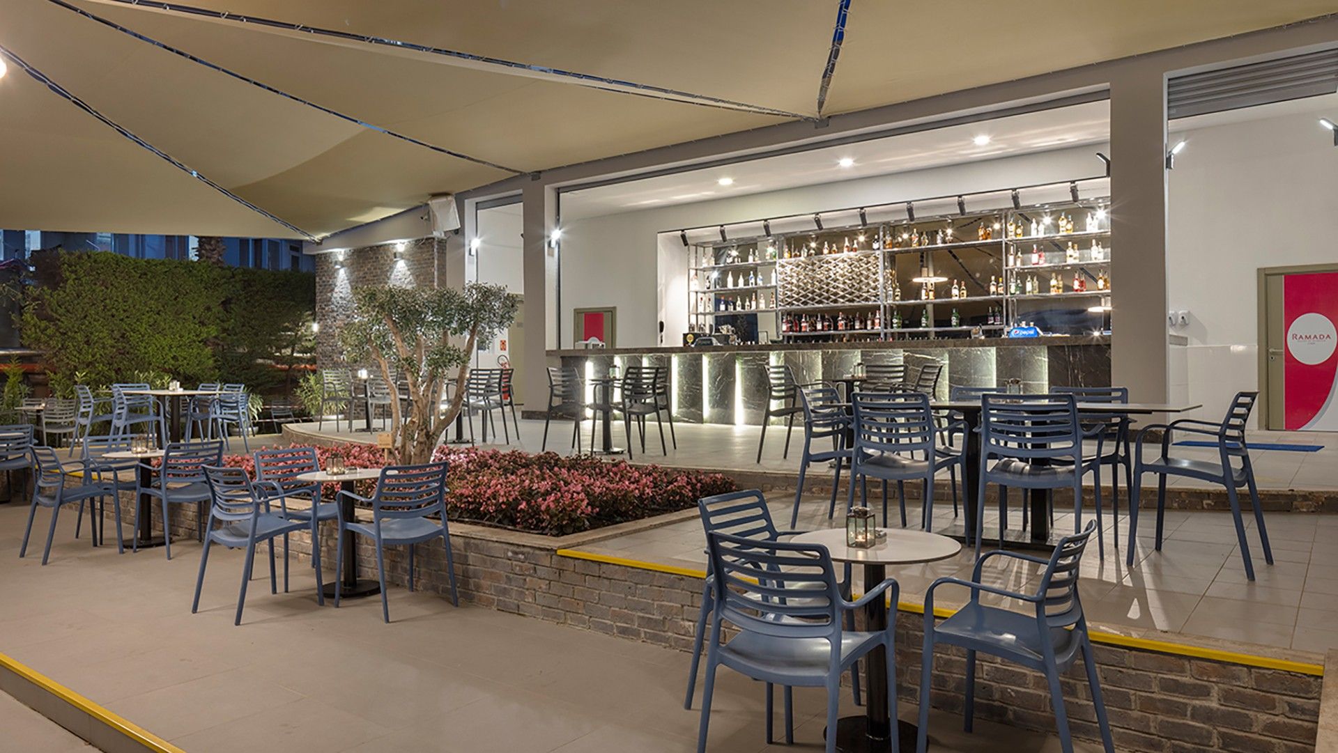 Pool Bar – photo 1