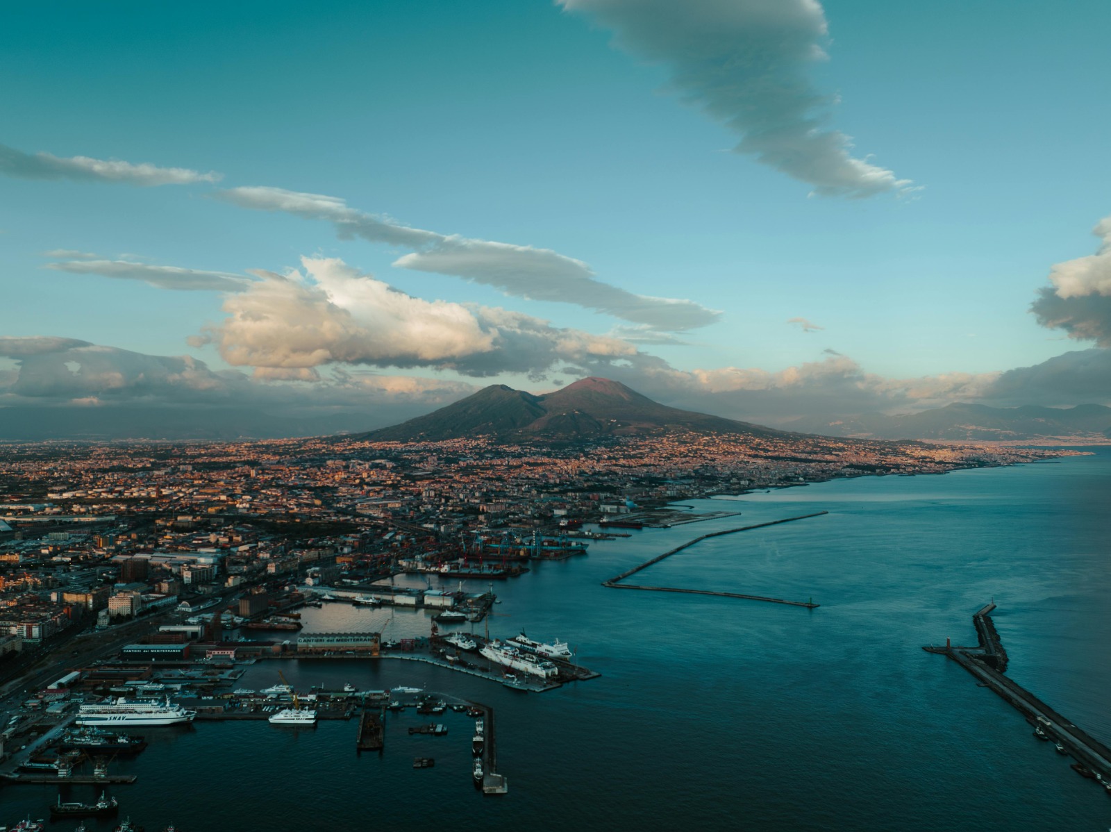 Napoli in cinque itinerari