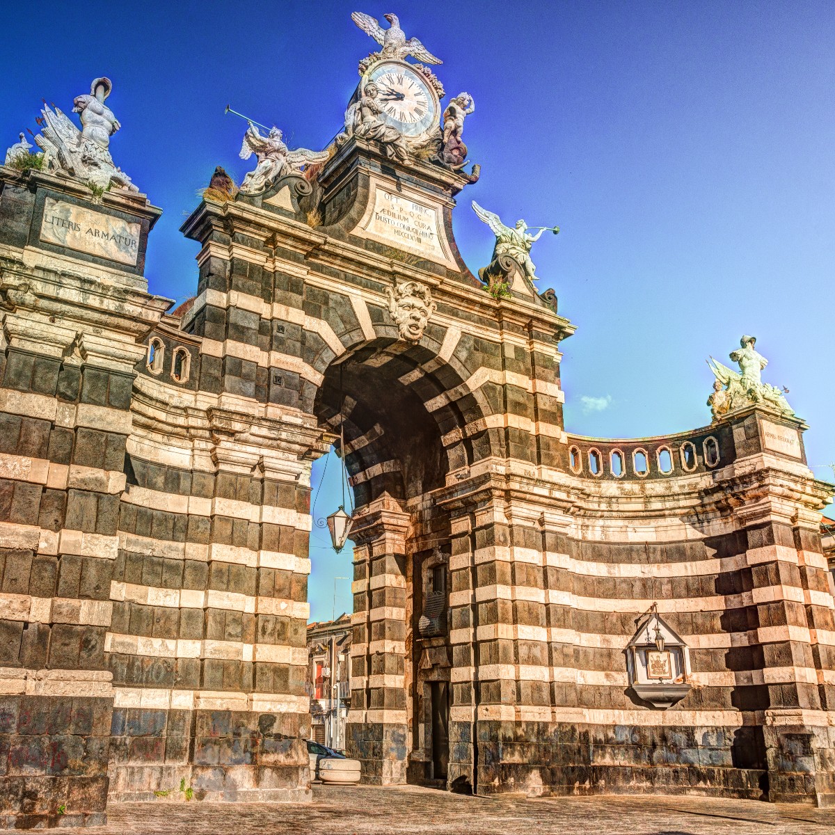La Porta Garibaldi a Catania, un'imponente porta barocca costruita con pietra lavica nera e pietra calcarea bianca.