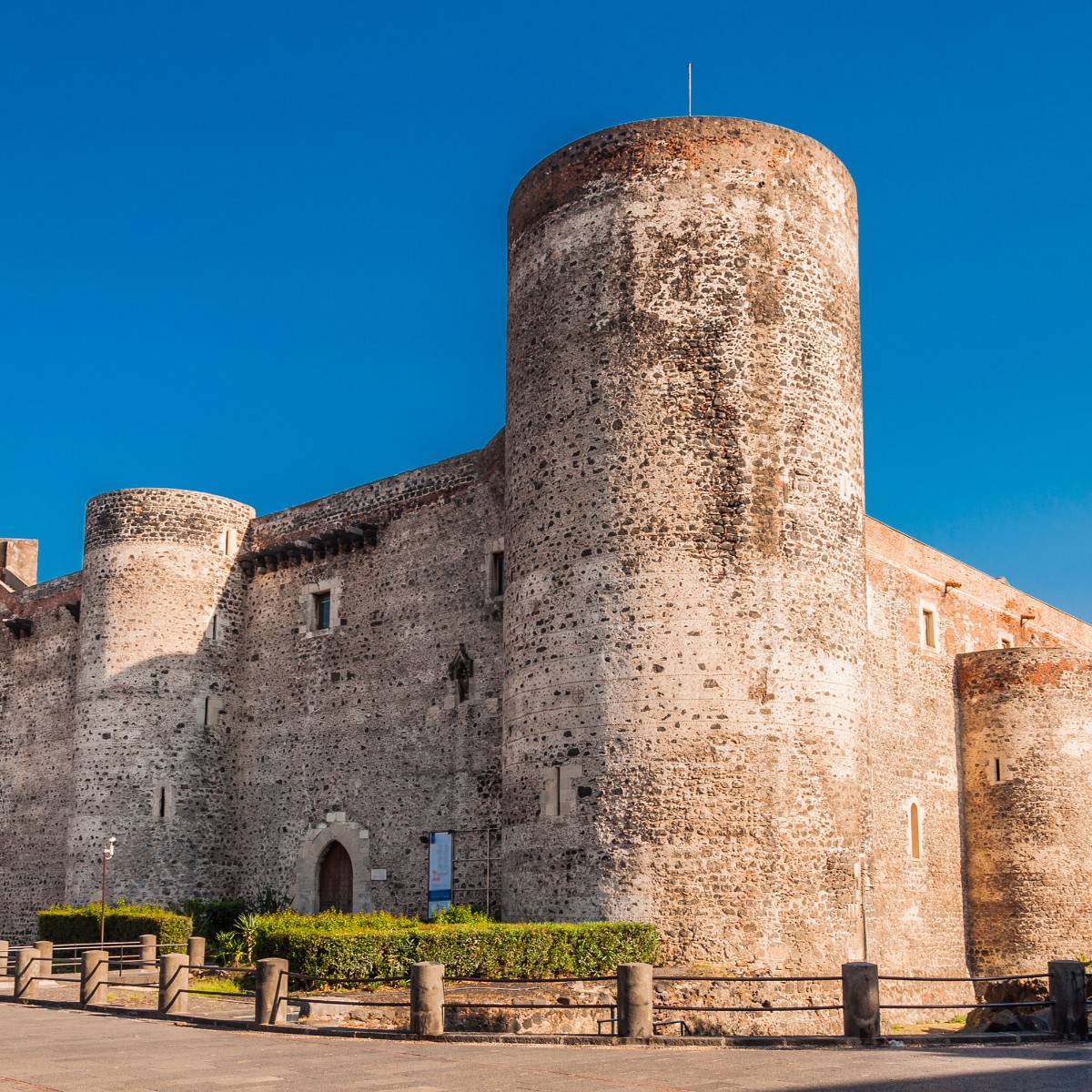 Castello Ursino, la fortezza medievale di Catania costruita interamente con pietra lavica dell'Etna.