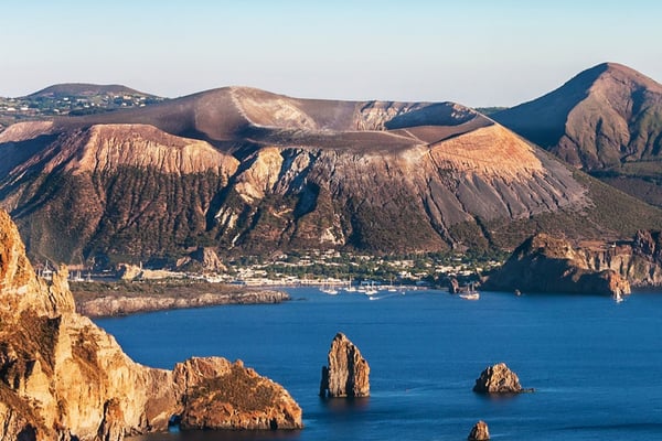 Vista panorámica de la isla Vulcano, con sus dramidas pendientes del cráter y el profundo mar Tirreno.
