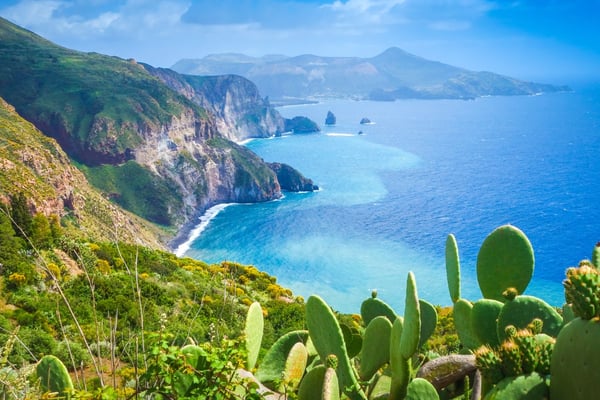 La costa áspera de Lipari, con aguas turquesas, vegetación exuberante y paisajes icónicos eólicos.