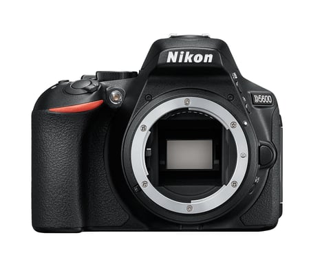 Nikon D5600 + AF-P DX 18-55 mm VR + kit fotocamera reflex SD da 16 GB 24,2 MP CMOS 6000 x 4000 pixel Nero
