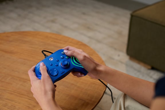 Controlador Turtle Beach Afterglow Wave Azul Controlador de juego RGB con cable - Licencia para Xbox Series XS, Xbox One y Windows - Botones programables, gatillos con efecto Hall, controles de audio